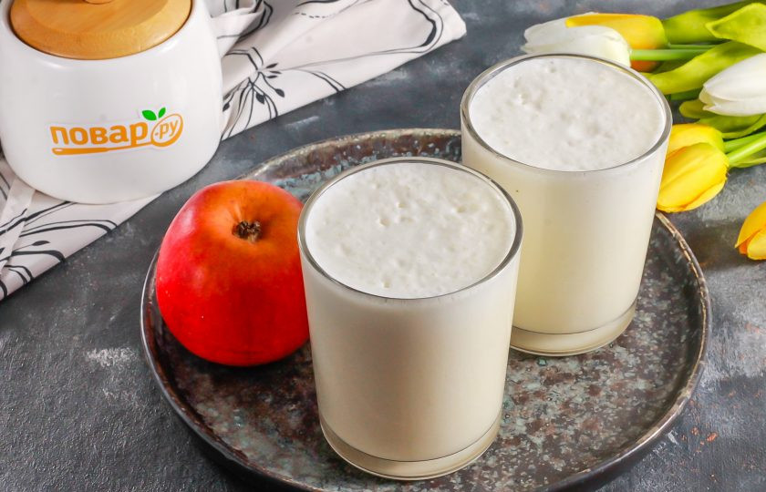 1. Этап. Молочный коктейль с яблоком: Аккуратно разлейте молочный коктейль в стаканы или чашки, чтобы в каждом из них оказалась пышная пенка.