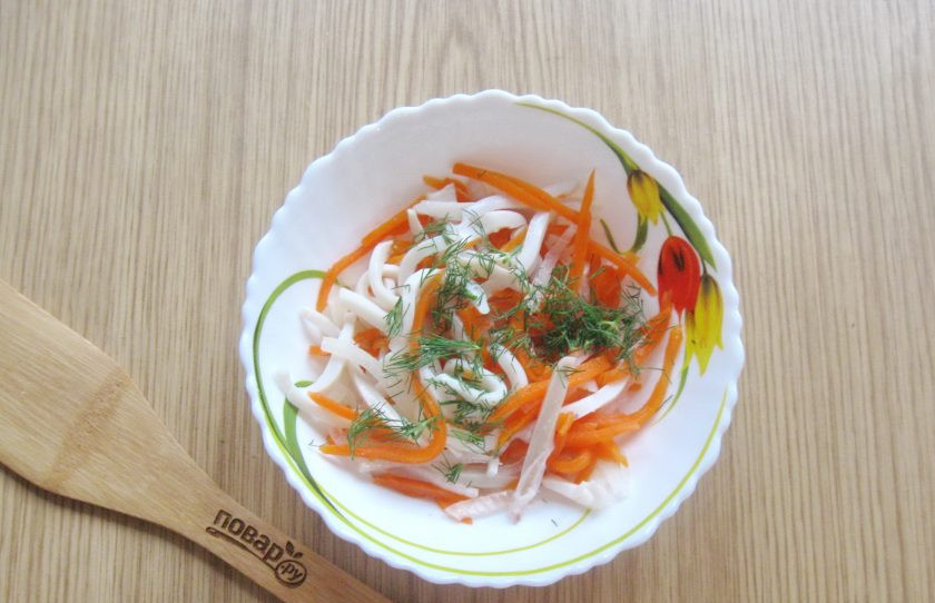 1. Этап. Салат с кальмарами и маринованным луком: Добавьте нарезанный укроп.