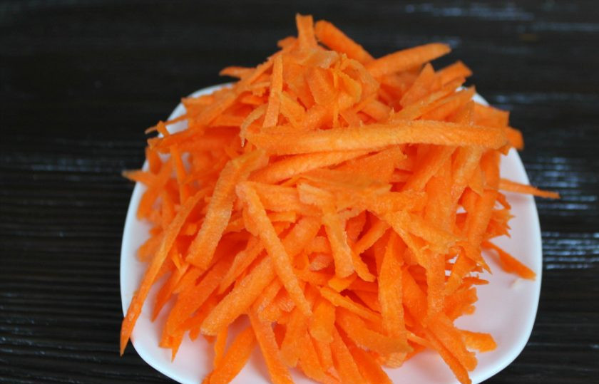 1. Этап. Литовский салат: Трем морковь и добавляем ее в сковороду к луку.