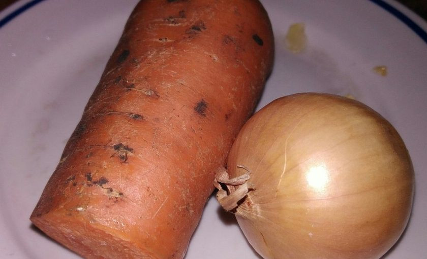 1. Этап. Диетический суп с овсянкой: 3. Лук и морковь я бросаю тогда, когда поварятся все остальные овощи. Я их не зажариваю. Все овощи кладутся только сырыми.