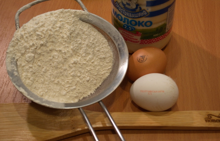 1. Этап. Блины из бутылки: Для приготовления блинов нам нужна будет 1 литровая пластиковая бутылка ( Я использую бутылку от молока). Кроме того, берем лейку, 2 яйца, молоко, воду, сахар и соль, муку, разрыхлитель.