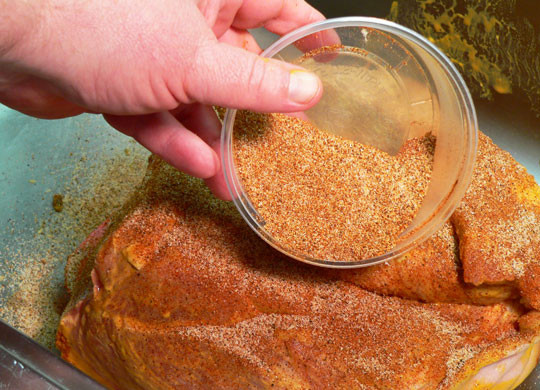 1. Этап. Запеченное мясо в духовке: Натрите мясо сухими специями с солью.