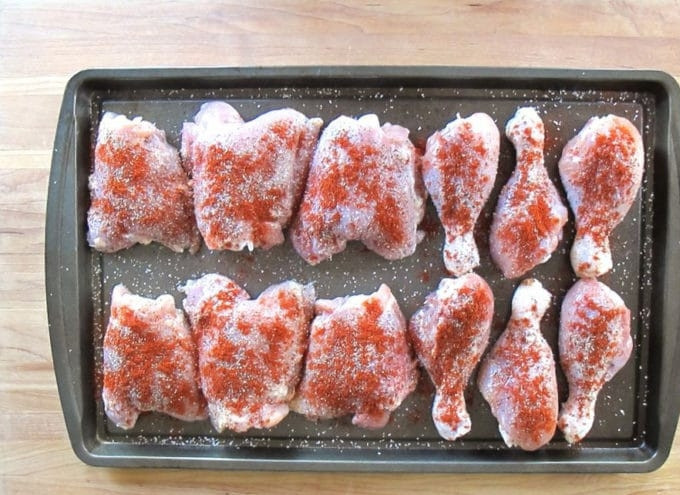 1. Этап. Паприкаш с курицей: 1. Для начала ножки и бёдра смажьте солью, перцем и паприкой.