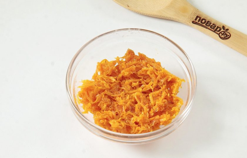 1. Этап. Зразы мясные с морковью: Обжарьте на растительном масле до мягкости, добавьте паприку, соль по вкусу, перемешайте и дайте остыть.