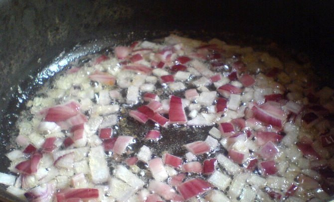 1. Этап. Ризотто весеннее с редисом: В сковороде с толстыми стенками мы растапливаем сливочное масло, затем добавляем растительное и обжариваем на этой смеси нарезанный лук до прозрачности.