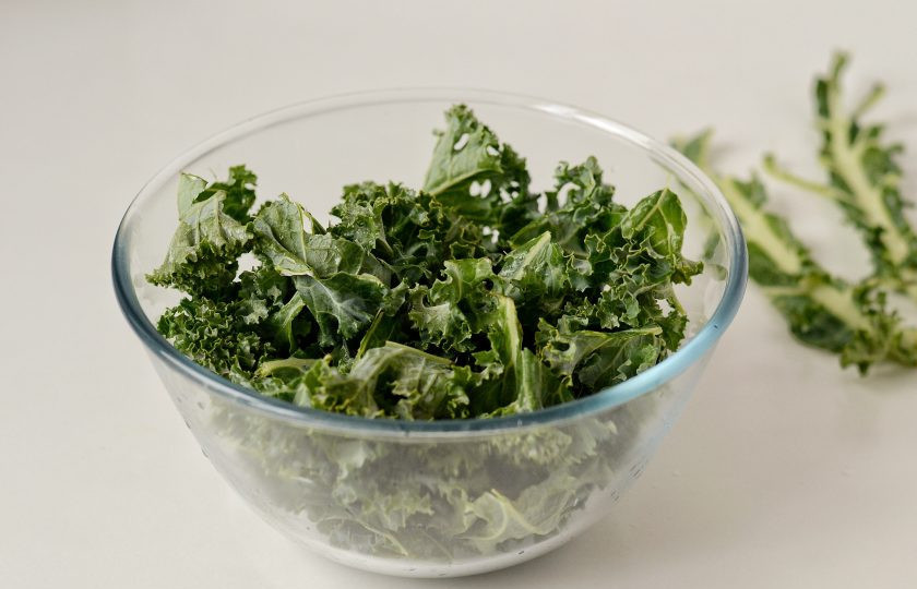 1. Этап. Салат с кейлом и авокадо: Листья кейла помойте и обсушите с помощью кухонного полотенца. Удалите листья со стебля, затем прорвите их на кусочки.