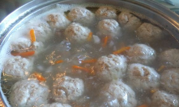 1. Этап. Фрикадельки без яиц: Добавляем фрикадельки в суп, варим минут 15.