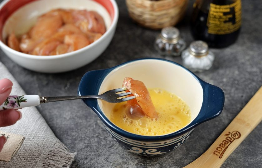 1. Этап. Куриное филе обжаренное в кунжуте Куриный козинак: Обваляйте каждый ломтик курицы во взбитом яйце.