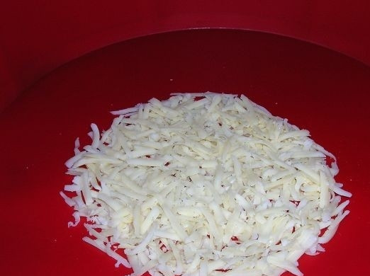 1. Этап. Корзиночки с салатом: 2. Для выпекания заготовки для корзинки высыпаем сыр на силиконовую форму.