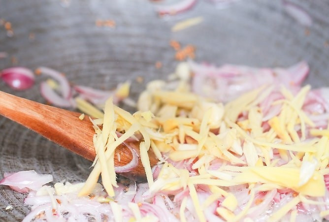 1. Этап. Индийское карри: 5. Следом отправьте чеснок и имбирь.