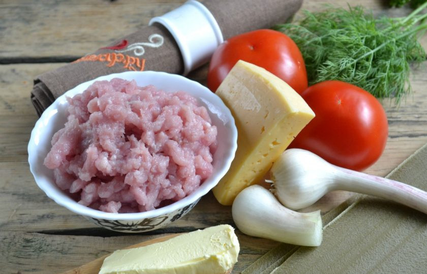 1. Этап. Лазанья классическая: Подготовьте все необходимые ингредиенты. Свинину пропустите через мясорубку.