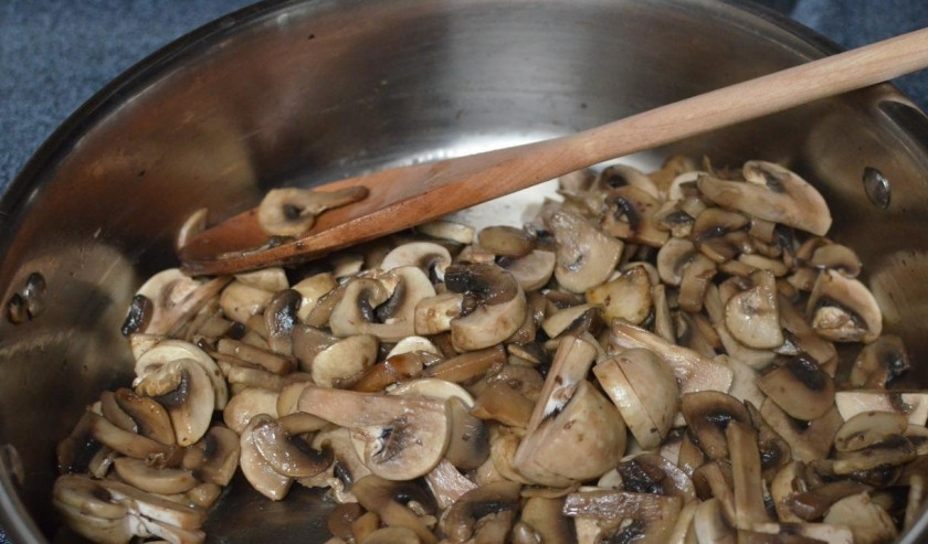 1. Этап. Шампиньоны в вине: В сотейник наливаем масло. Разогреваем все и складываем грибы. Обжариваем около 2-3 минут, перемешивая.