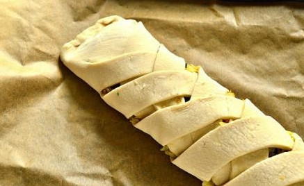 1. Этап. Кулебяка из слоеного теста: 9. Когда кулебяка завернута, выложите ее на противень, застеленный пергаментом или смазанный маслом.