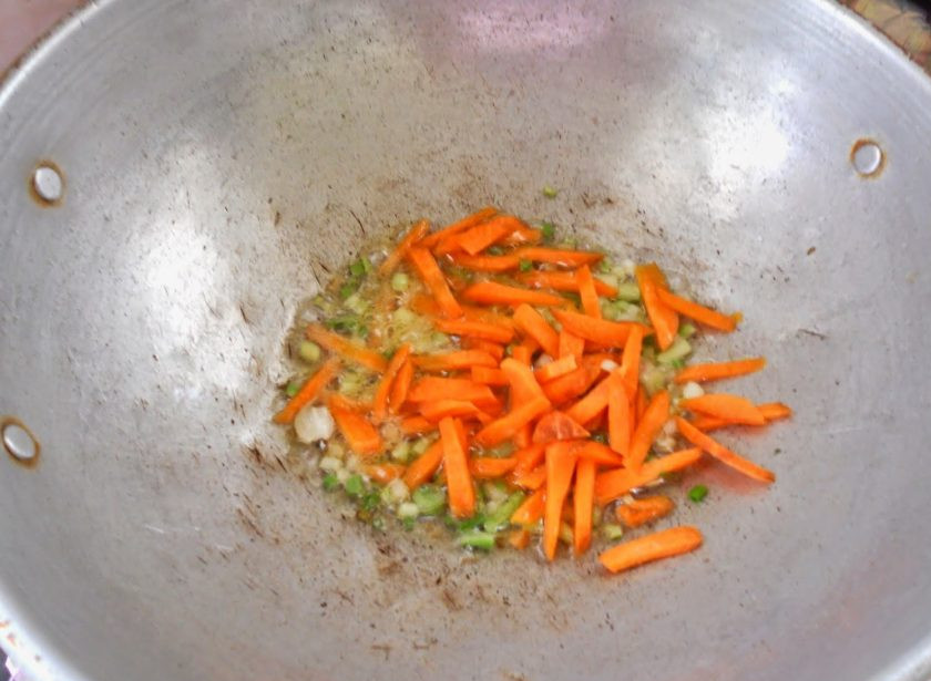 1. Этап. Китайская лапша с курицей: 6. Добавьте спустя 30-45 секунд белую часть луковицы, а также морковь.
