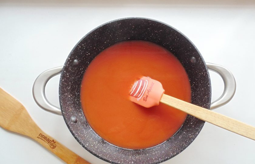 1. Этап. Голубцы по-польски: Налейте 500 мл. бульона или воды. Хорошо перемешайте, без комочков.