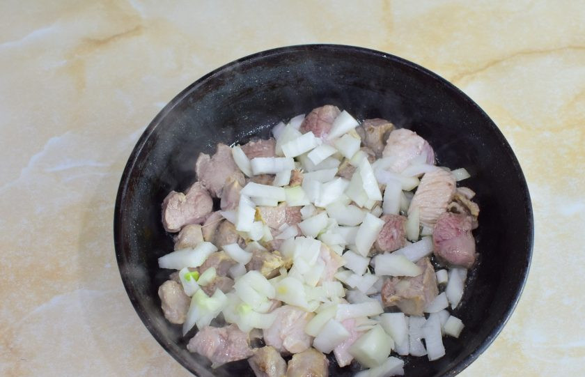 1. Этап. Индейка с шампиньонами и картошкой: Затем добавьте в сковороду нарезанный лук. Перемешайте. Обжарьте 1-2 минуты. От лука появится характерный аромат.