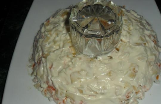 1. Этап. Салат Малахитовый браслет с киви: А теперь уложите слой из яблочных кубиков. В конце смажьте салат майонезом по всему периметру. Уберите салат в холодильник на час.