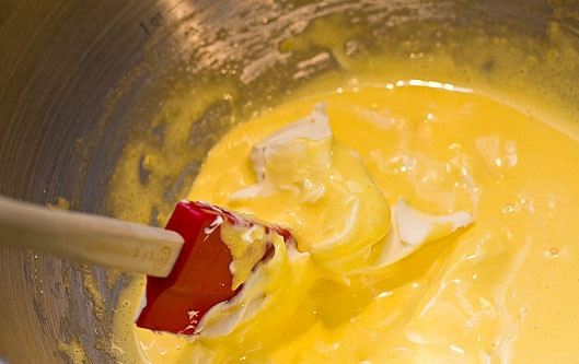 1. Этап. Тирамису (быстро и вкусно): 2. Выложите желтки к маскарпоне.