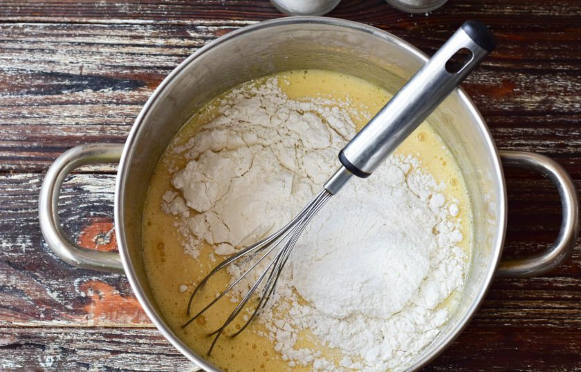 1. Этап. Медовик с орехами: Добавьте муку.