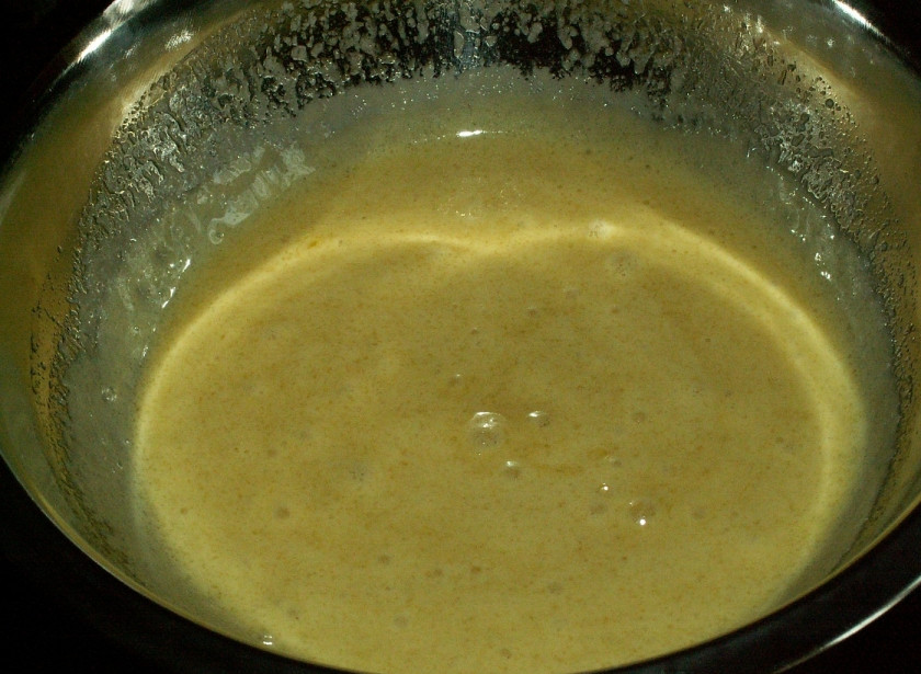 1. Этап. Торт Медовик со сгущенкой: Масса должна посветлеть и слегка увеличиться в объеме.