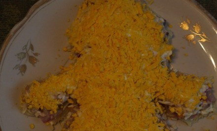 1. Этап. Салат Снегурочка: 5. Сверху выкладываем тертый желток.