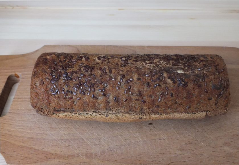 1. Этап. Безглютеновый хлеб в духовке: Готовый хлеб достаньте из духовки, извлеките из формы и переложите на доску. Охладите и дайте 