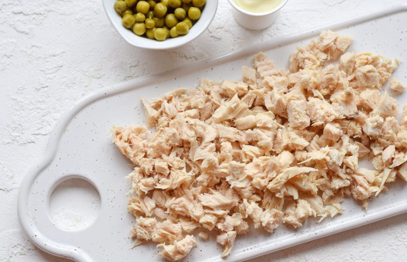 1. Этап. Салат Столичный с яблоком: Куриное филе отварите в подсоленной воде до готовности. Примерное время варки — 20 минут после кипения воды. Мясо остудите, нарежьте кубиками.