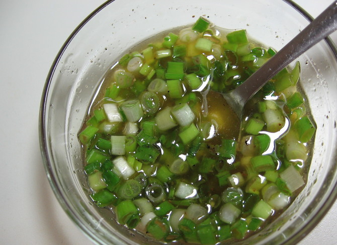 1. Этап. Салат из чечевицы с мясом: Смешиваем в одной миске измельченный зеленый лук, сахар, соль, лимонный сок, уксус, оливковое масло.