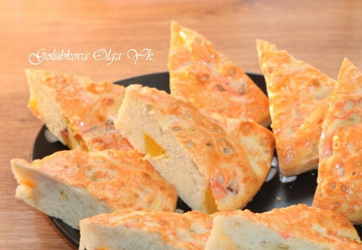 1. Этап. Пирог солнечный: Готовый пирог немного остужаем и извлекаем из формы.