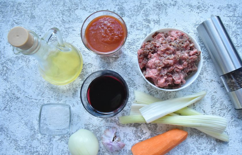 1. Этап. Лазанья с фаршем от Джейми Оливера: Для лазаньи в первую очередь подготовьте мясное рагу. В данном рецепте используйте любые сезонные овощи. Их можно нарезать или измельчить в кухонном комбайне. Фарш можно взять говяжий или смешанный.