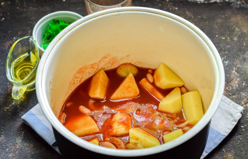 1. Этап. Картошка с фасолью в мультиварке: Залейте в чашу томатный соус. Установите режим 