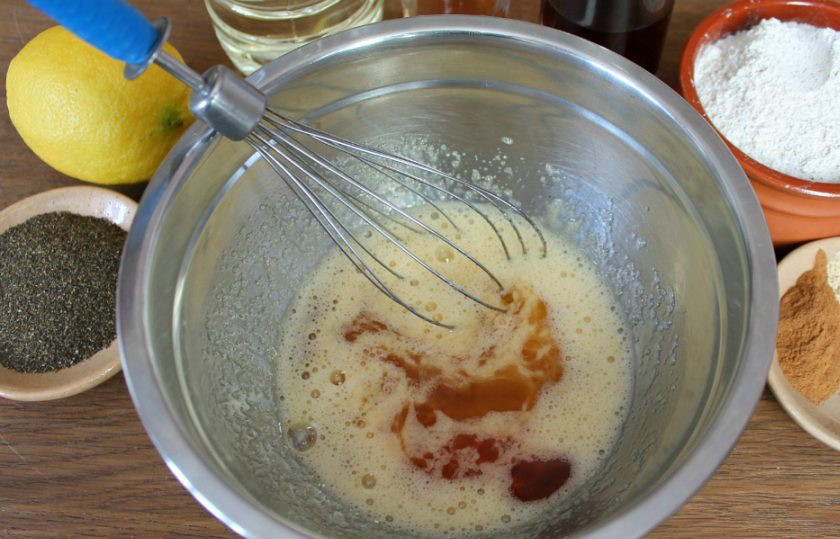 1. Этап. Ржаные пряники: Добавляем яблочный сок и настойку.