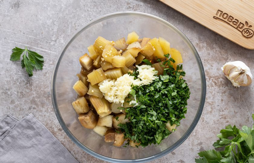 1. Этап. Грибы по-ташкентски: Смешайте баклажаны с чесноком и зеленью.