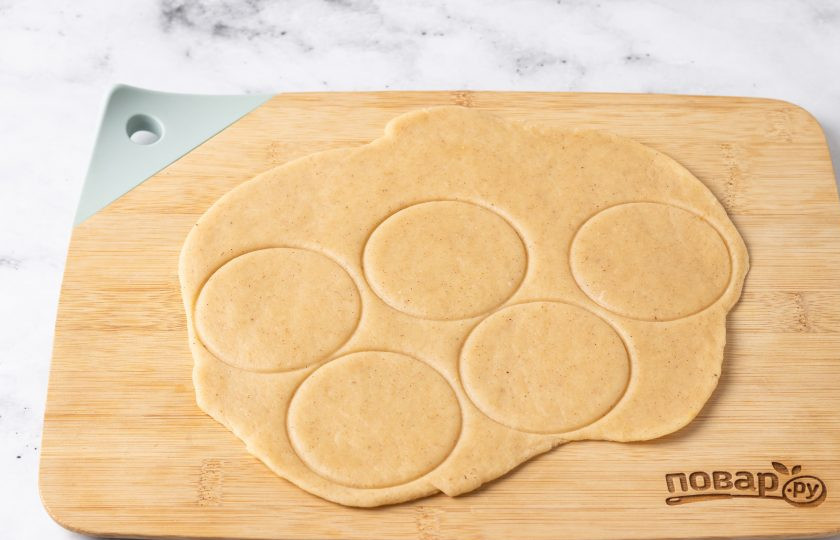 1. Этап. Веганское печенье с корицей: Раскатайте тесто толщиной 8-10 мм., затем с помощью формочек вырежьте печенье.