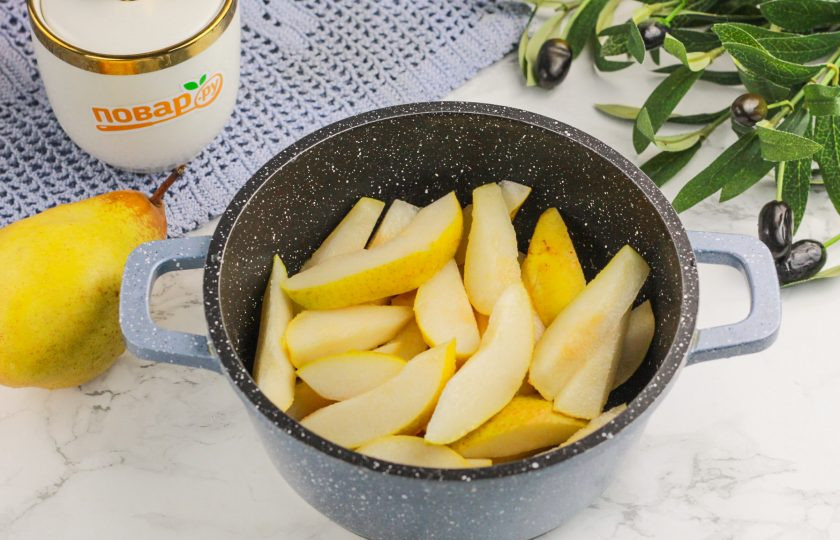 1. Этап. Компот из груш и чернослива: Груши промойте в воде и разрежьте на четыре части. Вырежьте семенные блоки и нарежьте ломтиками в кастрюлю.