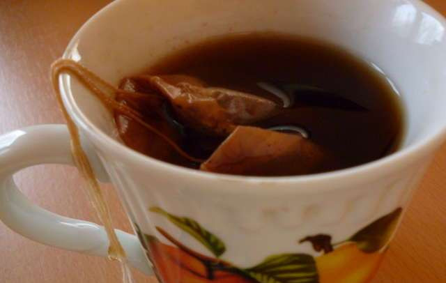 1. Этап. Копченая рыба в домашних условиях: 2. Заварите крепкий чай (150 мл). Можно взять заварку, а можно несколько пакетиков черного чая.