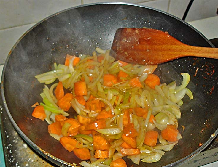 1. Этап. Печень по-деревенски: Затем добавляем морковь.