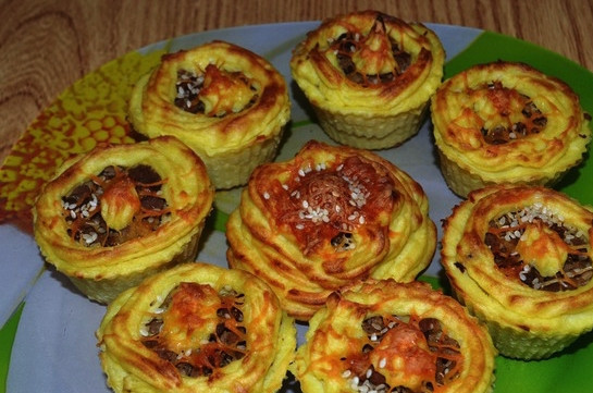 1. Этап. Картофельные гнезда: Теперь гнёзда нужно запечь при 200 градусах. Готовыми их можно считать, когда они покроются красивой коричневой корочкой. Обычно на это нужно около 20 минут. Подавать это блюдо лучше горячим.