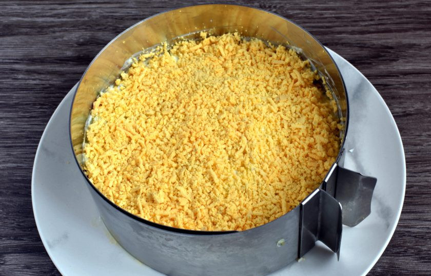 1. Этап. Салат «Африка»: Посыпьте салат протертыми желтками, имитируя песок.