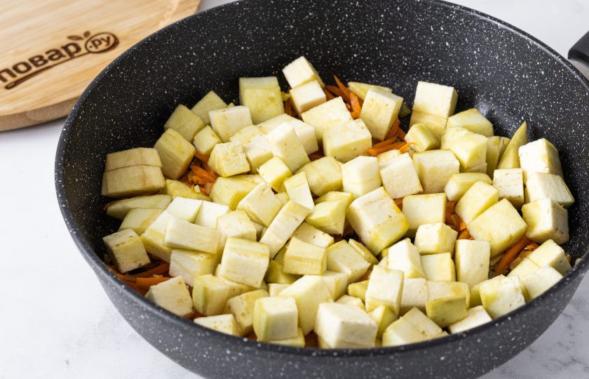 1. Этап. Капуста с баклажанами: Баклажан очистите от кожуры. Нарежьте небольшими кубиками. Добавьте к остальным овощами, перемешайте и тушите около 3-5 минут.