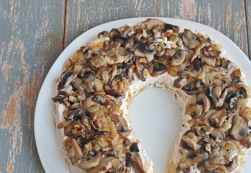 1. Этап. Салат с индейкой и грибами Подкова: Распределить грибы с луком третьим слоем.