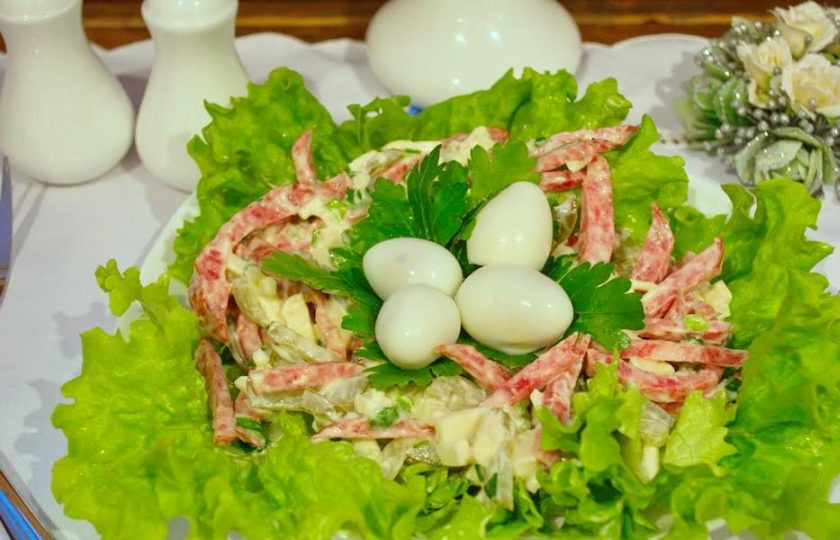 1. Этап. Салат Птичье гнездо: 6. На петрушку выложите очищенные перепелиные яйца. Подайте салат к столу.