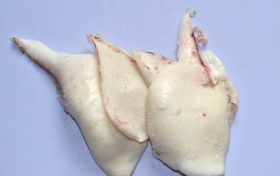 1. Этап. Морепродукты на мангале: Особой подготовки требует только кальмар. Его необходимо опустить в кипяток на пару минут, а после очистить и нарезать крупными кусочками.