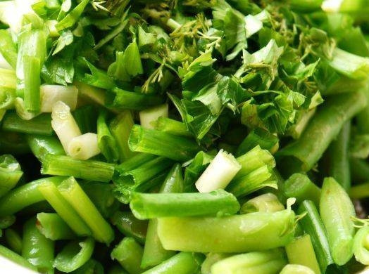 1. Этап. Салат из фасоли стручковой: Смешайте все ингредиенты в салатнице вместе с соусом, перцем и солью.