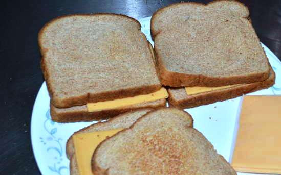 1. Этап. Томатный суп с беконом: Такой суп лучше подавать с теплым сырным бутербродом. Для этого достаточно положить ломтик сыра между двумя кусочками хлеба и поставить их в микроволновку на 30 секунд.