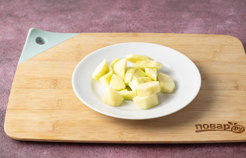 1. Этап. Зелёный смузи с киви и медом: Яблоко тоже очистите от кожуры, удалите сердцевину и порежьте кубиками.