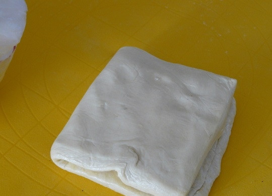 1. Этап. Рулет из сухофруктов и орехов: 1. Готовое слоеное тесто использовать очень удобно. Для начала его нужно разморозить, а затем раскатать на рабочей поверхности.