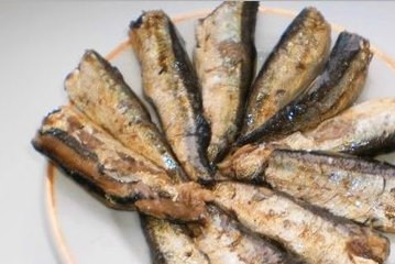 1. Этап. Гренки со шпротами: Достаем из банки шпроты, удаляем у рыбок хвосты.