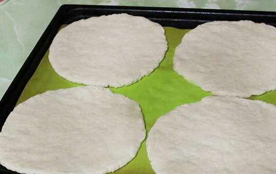 1. Этап. Торт сметанный с фруктами: Делим тесто на 4 шарика. Раскатываем каждый в лепешку. Толщина - от сантиметра до двух. Ставим в прогретую духовку на 10 мин. Температура 200 С.