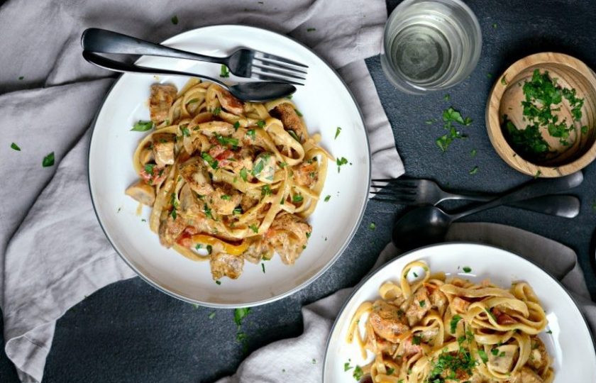 1. Этап. Каджунская паста с курицей: 8. Всыпьте соль, перемешайте. Подавайте с петрушкой. Приятного аппетита!